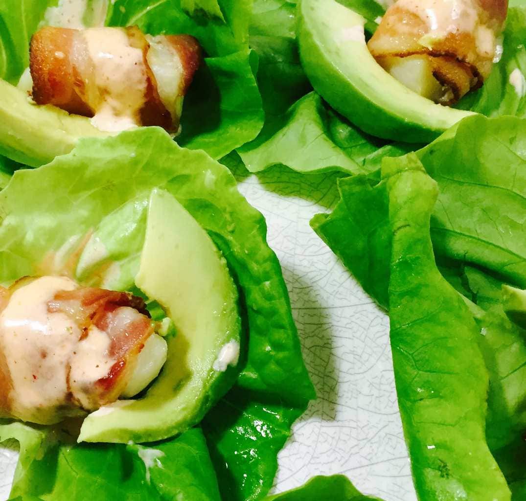 bacon wrapped scallops on lettuce
