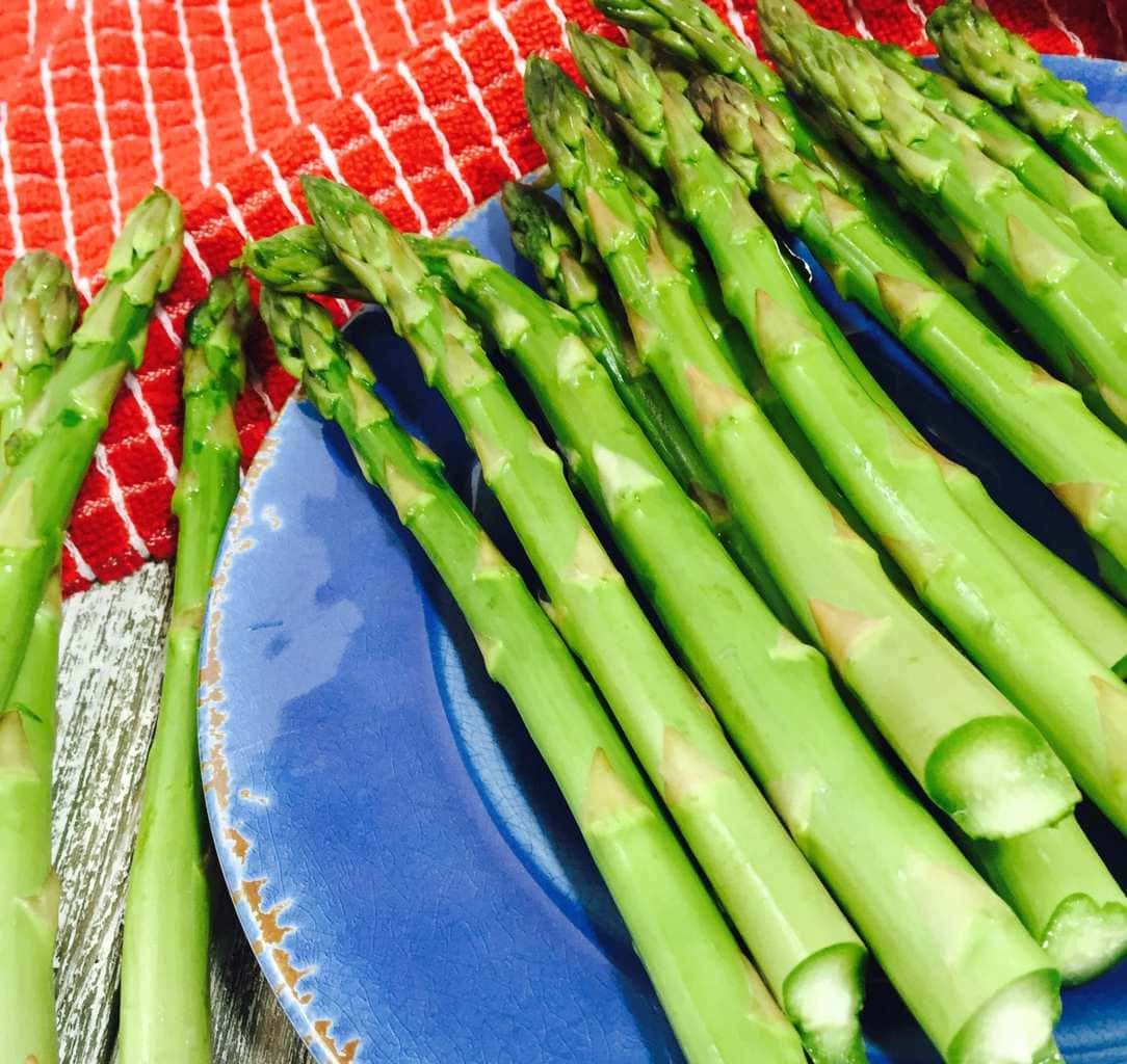 Asparagus on a blue plate